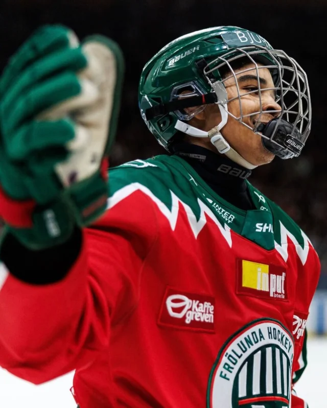 First senior goal — at 17 — and it comes in the SHL semifinals?! 

Unreal from @westergardmax 🔥